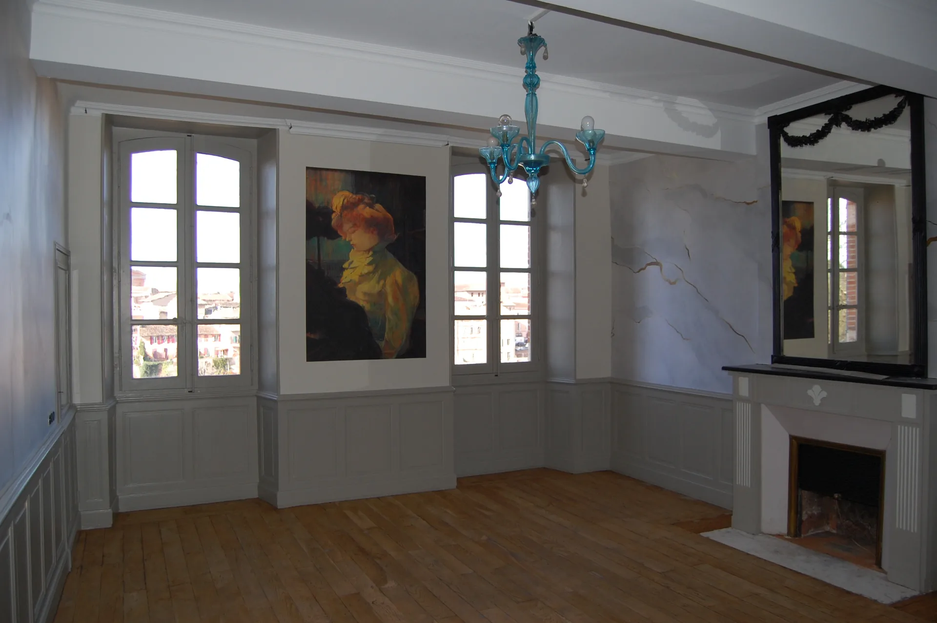 Salon privatisable du bar Népo à Albi — cheminée et lustre turquoise