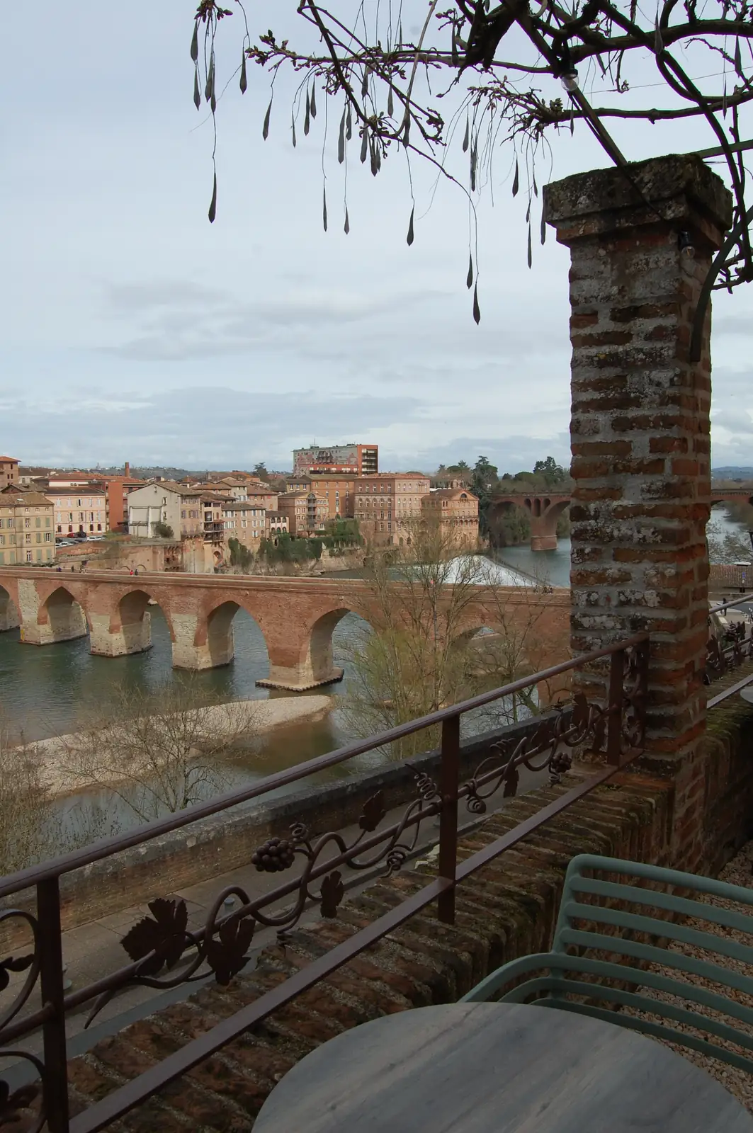 Terrasse du bar à vins Népo, Albi — vue sur le pont vieux et le Tarn
